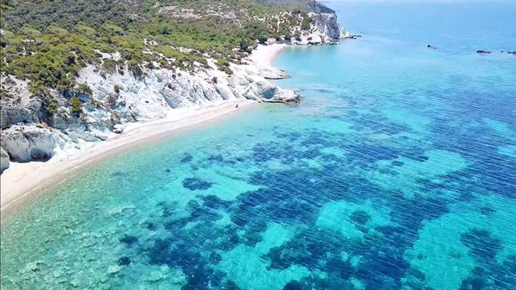 İmarlı arsalar, gayrimenkul yatırımcıları için sunduğu çeşitli avantajlar nedeniyle oldukça çekici bir seçenektir. Bu avantajlar, hem kısa vadeli kazançları hem de uzun vadeli değer artışını içerebilir. Bir imarlı arsanın en büyük avantajlarından biri, üzerine inşaat yapma yeteneğidir. Yani, araziyi istenilen şekilde değerlendirme ve kullanma özgürlüğüne sahip olursunuz. Bu, yatırımcılara kendilerine özgü projeler geliştirme ve bu projeleri pazara sunma fırsatı tanır. Örneğin, konut kompleksi, ticari alan veya karma projeler gibi farklı kullanım amaçlarına uygun olarak planlamak mümkündür. Ayrıca, imarlı arsalar genellikle bölgenin altyapısıyla daha iyi entegre olmuş durumdadır. Elektrik, su, kanalizasyon gibi temel altyapı hizmetlerine erişim genellikle sağlanmıştır. Bu da inşaat sürecini kolaylaştırır ve maliyetleri düşürmede yardımcı olur. İmarlı arsaların sahip olduğu bir diğer avantaj da, değer artış potansiyelidir. İyi bir lokasyonda bulunan imarlı bir arazi, zamanla çevresindeki gelişmelerle birlikte değer kazanabilir. Yeni yolların açılması, alışveriş merkezlerinin yakınlığı veya toplu taşıma erişimi gibi faktörler, arazinin değerini olumlu yönde etkileyebilir. Yatırımcılar için bir diğer önemli nokta da, imarlı arsaların genellikle talep görmesi ve hızla satılabilmesidir. Konut krizleri gibi dönemlerde bile arsa talebi sürdüğünden, yatırımınızın likiditesini koruma olasılığı yüksektir. Sonuç olarak, imarlı arsalar yatırımcılar için çeşitli avantajlar sunar. İnşaat özgürlüğü, altyapı avantajları, değer artış potansiyeli ve likidite gibi faktörler, bu tür yatırımları cazip kılar. Ancak her yatırım gibi, araştırma ve uzman görüşleri almak bu tür yatırımları değerlendirirken önemlidir.